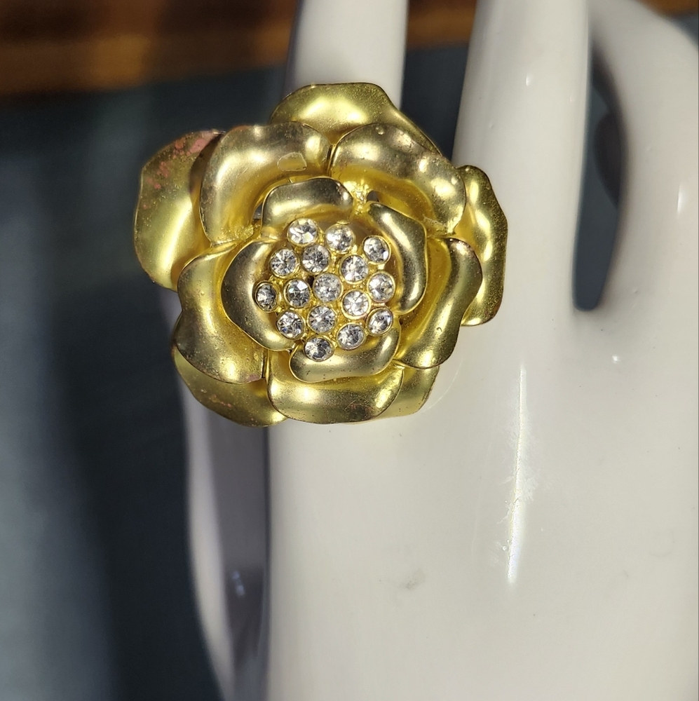 Vintage Rhinestones Gold Tone Ring Cocktail Large Flower Stretch Band - Picture 6 of 6